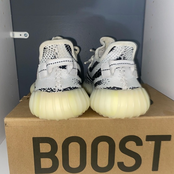 Yeezy 350 V2 Zebra - Picture 5 of 7